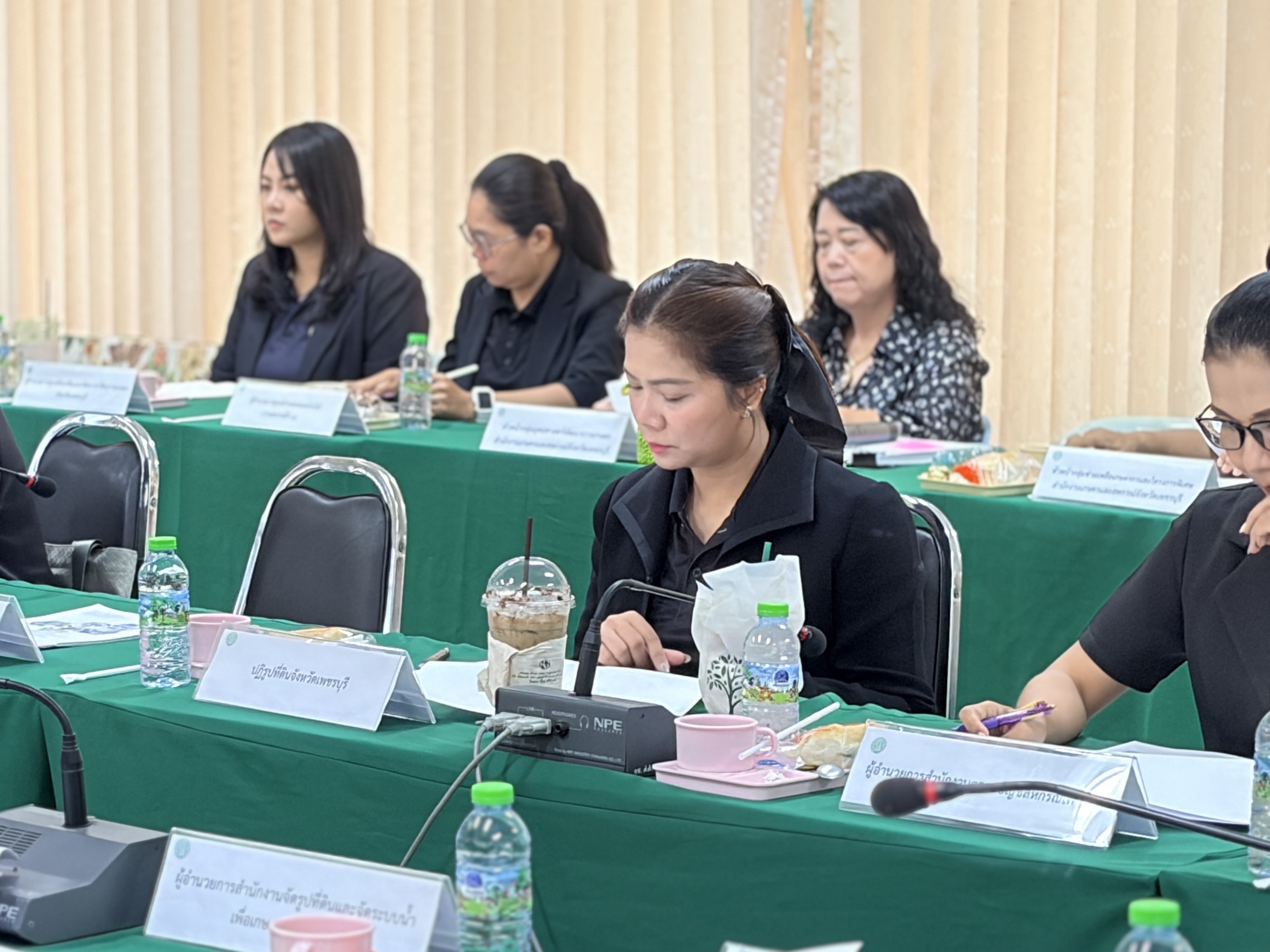 title - ปฏิรูปที่ดินจังหวัดเพชรบุรี พร้อมด้วย เจ้าหน้าที่ ส.ป.ก.เพชรบุรี ร่วมประชุมคณะกรรมการขับเคลื่อนงานด้านการเกษตรระดับจังหวัด